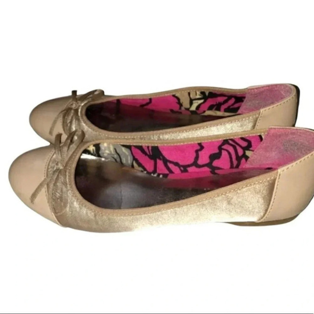 Nine & co 7.5 beige patent leather‎ and satin flats